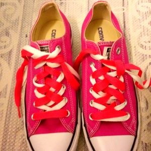 Low top Converse sneakers HOT PINK VERY GOOD CONDITION